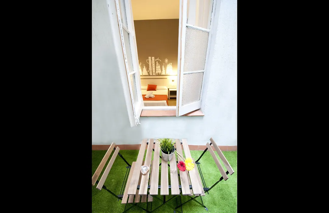 Hostal Live Barcelona-1